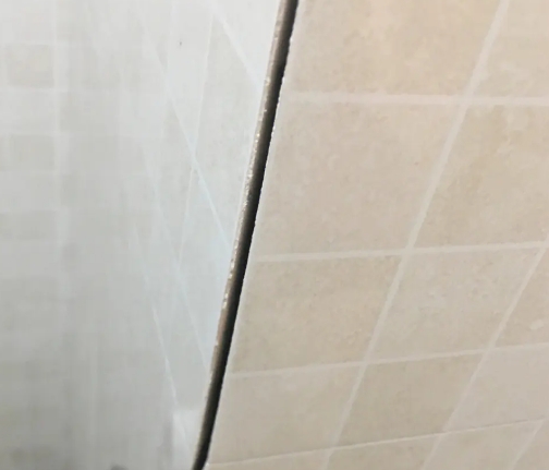 珲春瓷砖空鼓维修公司分享阳台瓷砖脱落的修复过程可以分为以下几个步骤
