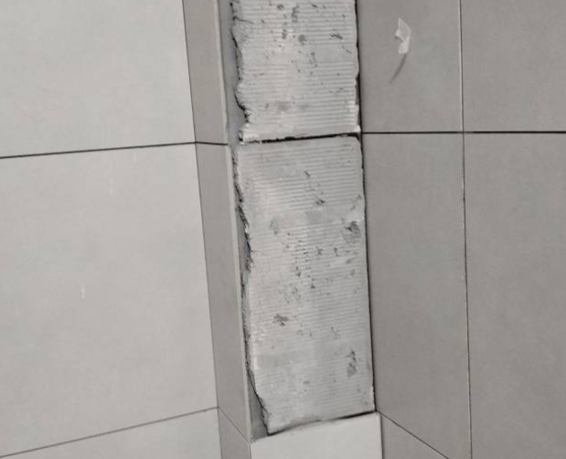 珲春瓷砖空鼓维修公司分享下瓷砖施工前基层浇水润湿程度不足，可能导致以下问题