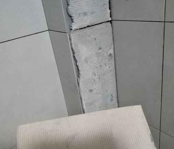 珲春瓷砖空鼓维修公司分享下厨房瓷砖脱落的补救措施。